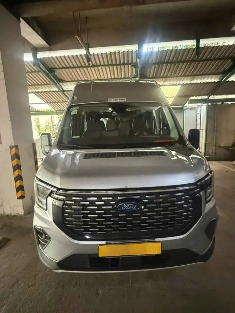 Ford transit 18 chỗ đời mới